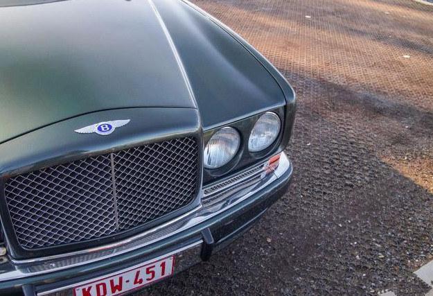 藍標敞篷賓利，車內有7個儀表盤，是車主生日時男友送的