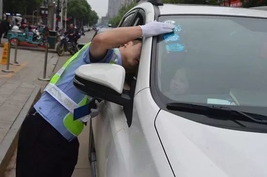 &ldquo;交強險標(biāo)志&rdquo;終于不用貼了 但你千萬不要撕！