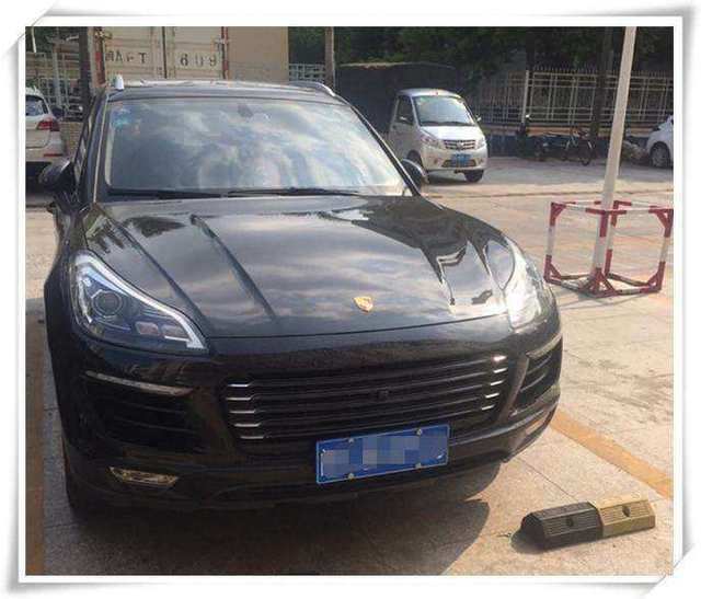眾泰SR9換全套保時(shí)捷車(chē)標(biāo)，結(jié)果停車(chē)偶遇macan, 車(chē)主：太尷尬了