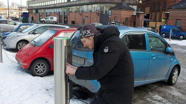 電動(dòng)車要標(biāo)&ldquo;續(xù)航里程&rdquo;，為什么汽油車不標(biāo)？ 