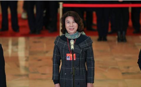 董明珠花30億造的車，車標(biāo)比奧迪還牛，看到價格后網(wǎng)友：我服了