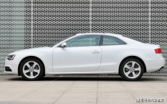 武漢一輛豪華轎車走紅，尾部車標讓老司機都蒙圈：這是輛什么車？