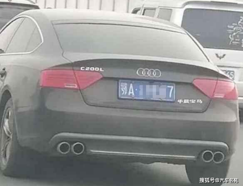 武漢一輛豪華轎車走紅，尾部車標讓老司機都蒙圈：這是輛什么車？