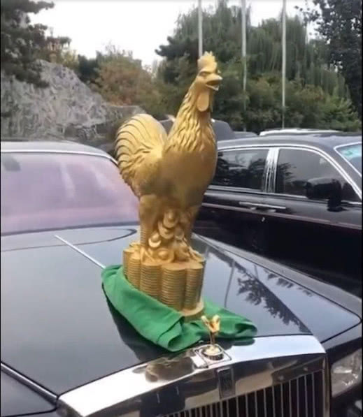 價值千萬的小金人車標，被車主換成20斤大金雞！網友：壕會玩！