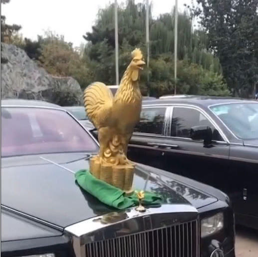 價值千萬的小金人車標，被車主換成20斤大金雞！網友：壕會玩！