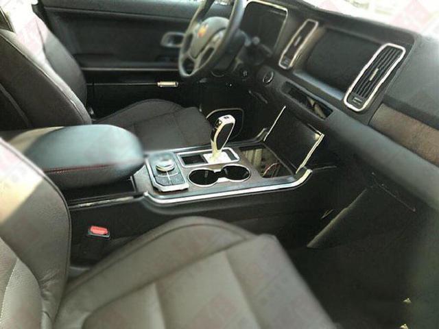 紅旗HS7實(shí)車曝光，換裝新Logo氣勢(shì)兇悍，這下漢蘭達(dá)完蛋了！