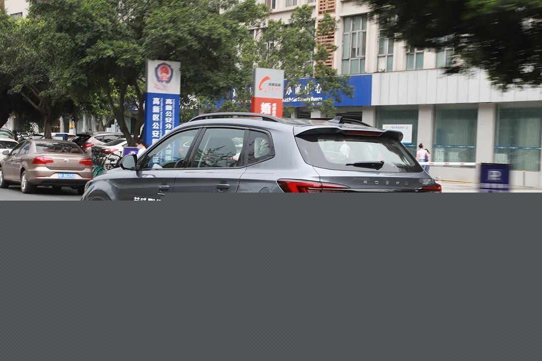 全新獅標LOGO 首款參數化設計車型 試駕榮威RX5 PLUS