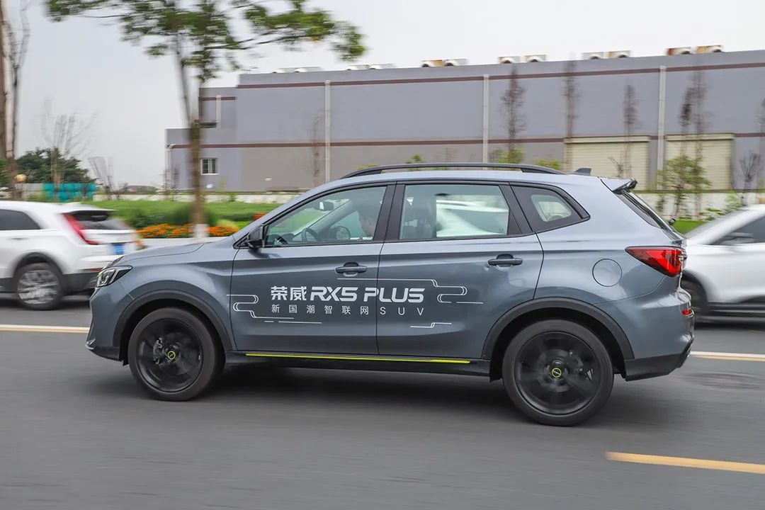 全新獅標LOGO 首款參數化設計車型 試駕榮威RX5 PLUS