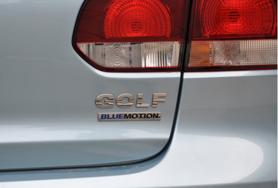 幾招教你輕松去除車尾標！