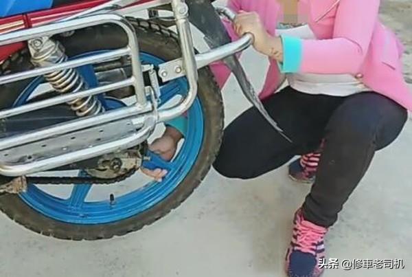 摩托車冬天打不著，老司機(jī)不沖坡也不蹬，用這招一下就啟動(dòng)！