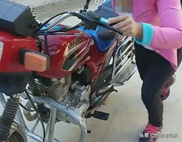 摩托車冬天打不著，老司機(jī)不沖坡也不蹬，用這招一下就啟動(dòng)！